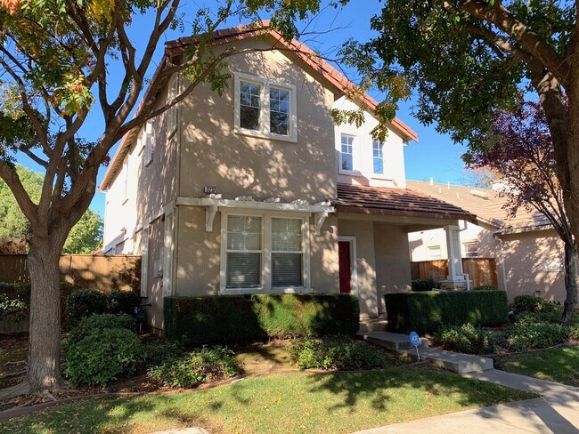 Building Photo - Beautiful Brentwood home with bed and full bath downstairs