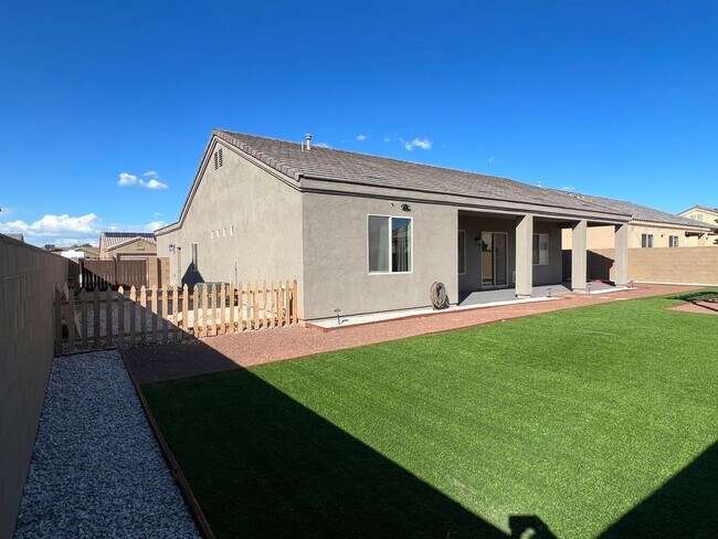Building Photo - 4 BEDROOM HOME!