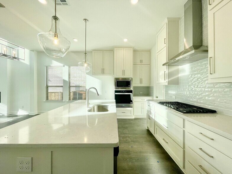 Building Photo - 16643 Chadwell Dr