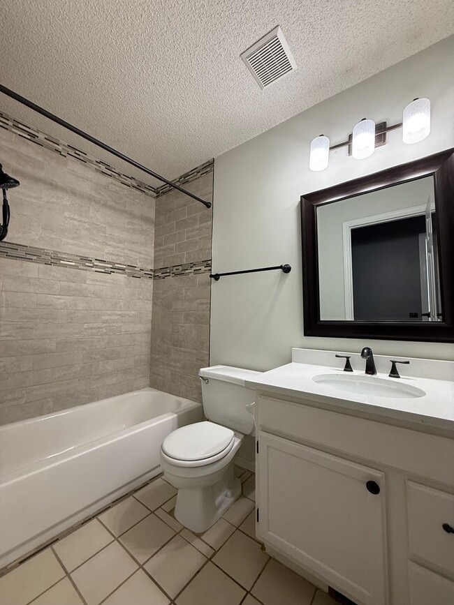 Building Photo - RENT SPECIAL! Updated 2 Bed, 2.5 Bath Apple Valley Townhome