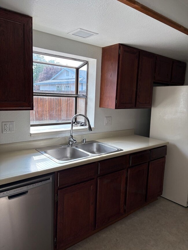 Building Photo - Perfect Location- Open Floor Plan 3 Bedroo...