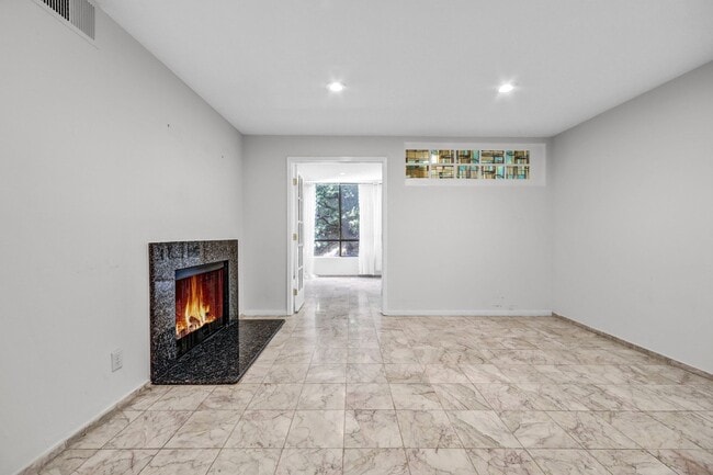 Building Photo - Spacious End-Unit Hollywood Condo with 2 Parking Spaces