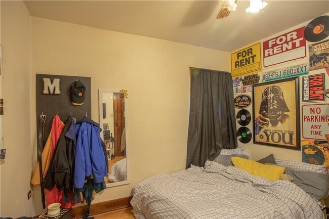 Building Photo - 3 bedroom, 1 bathroom Home With Garage