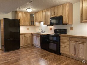 Building Photo - Lovely 2BR/1BA with large kitchen! Laundry...