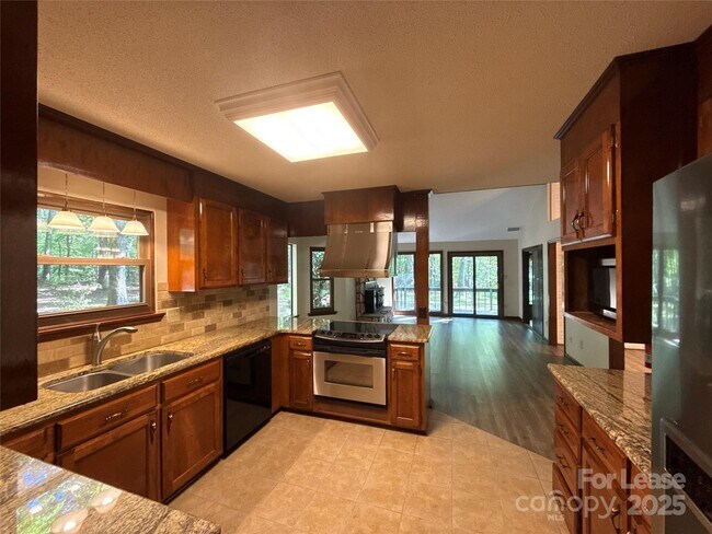 Building Photo - 217 Raintree Dr