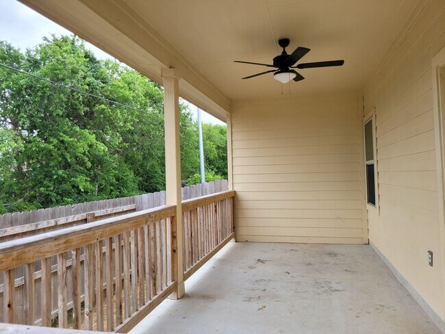 Building Photo - Luxury 3/2 Duplex in Seguin, Texas