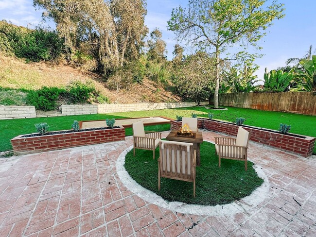 Building Photo - Beautiful 5 bdrm, 3.5 bth in Rancho La Costa