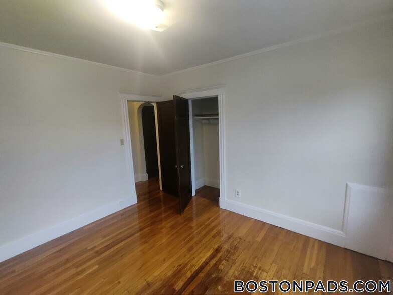 Building Photo - 349 Pleasant St