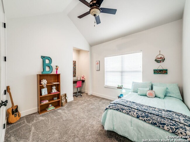 Building Photo - 5 Bedroom/3.5 Bathroom Home in the Ensenad...