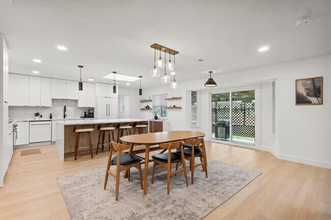 Building Photo - 9005 Balcones Club Dr