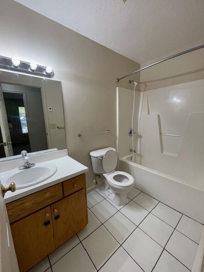 Building Photo - 3 Bed/ 1 Bath Charming House!