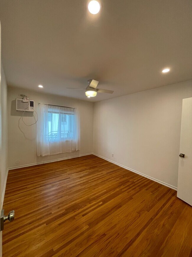 Building Photo - 1059-1059 S Genesee Ave