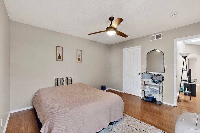 Building Photo - NE 2 Bedroom 2 Bath with Garage