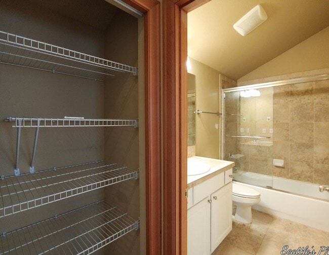Building Photo - Gorgeous North Seattle Townhome