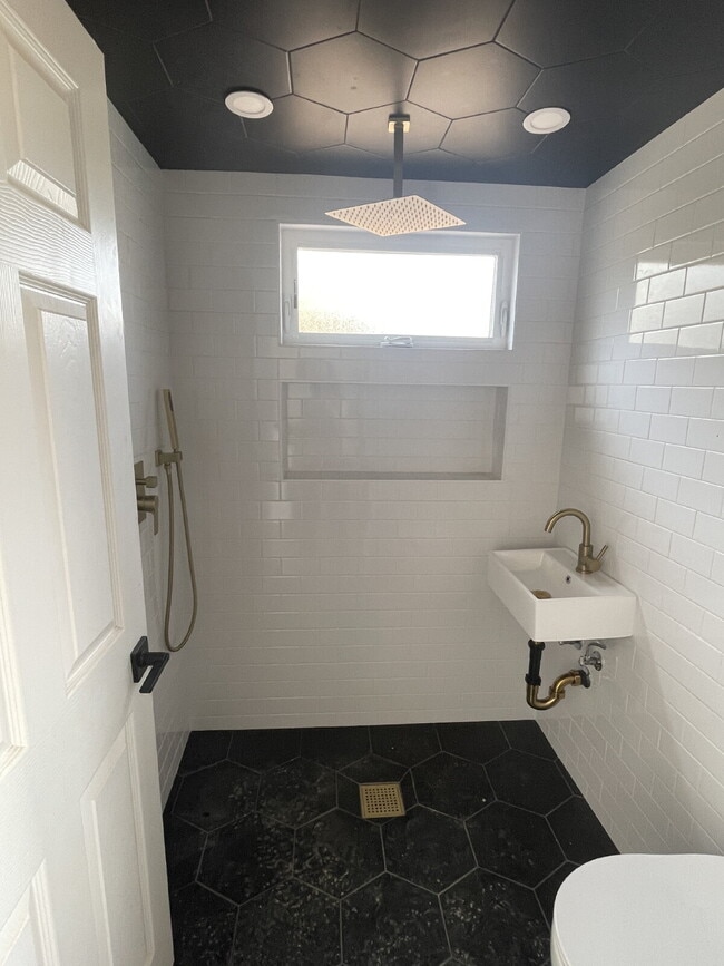 Building Photo - 1339 E 8th St