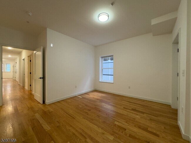 Building Photo - 52 James St