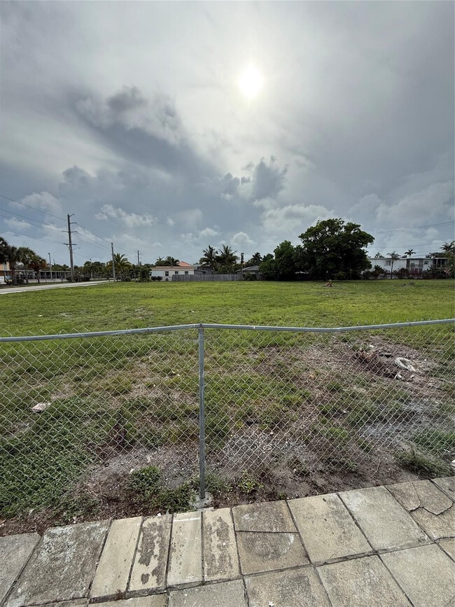 Building Photo - 2213 Lincoln St