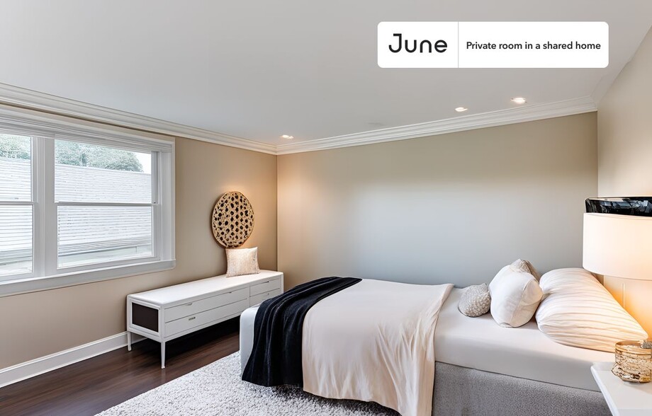 Primary Photo - Private bedroom in 5 bed/2 bath Home