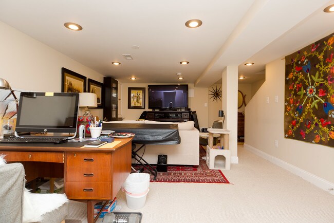 Building Photo - 1319 Corbin Pl NE