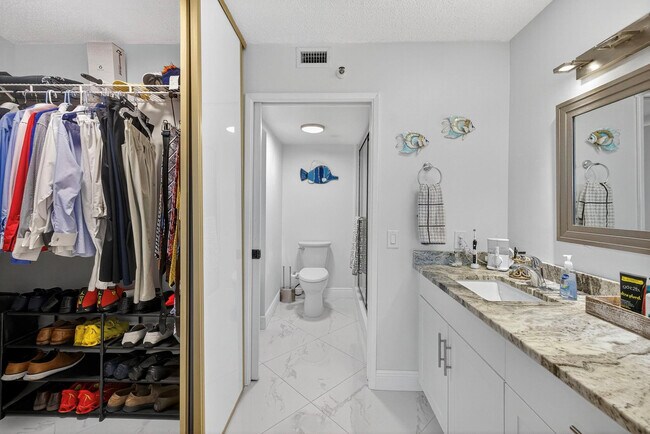 Building Photo - 2334 S Cypress Bend Dr