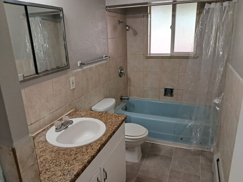 Building Photo - 1741 Clinton St