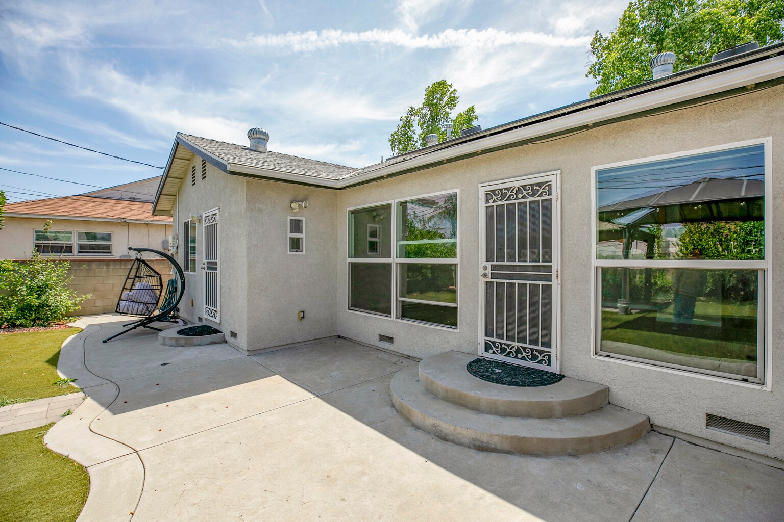 Building Photo - 10430 Langdon Ave