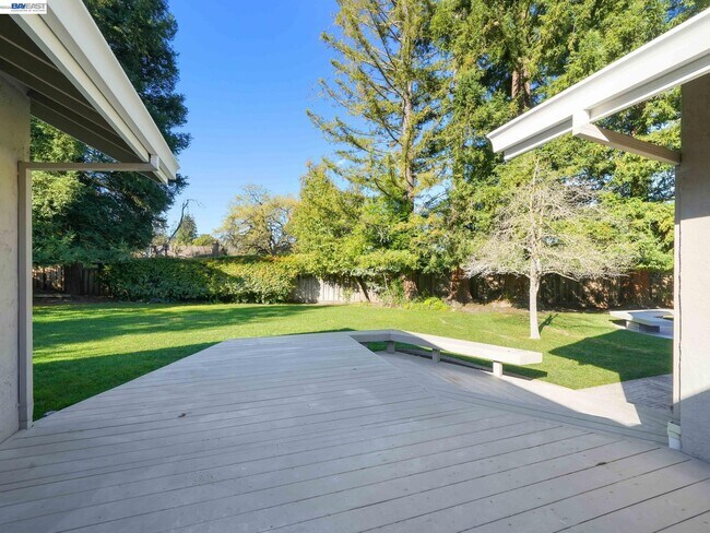 Building Photo - 261 St Paul Dr