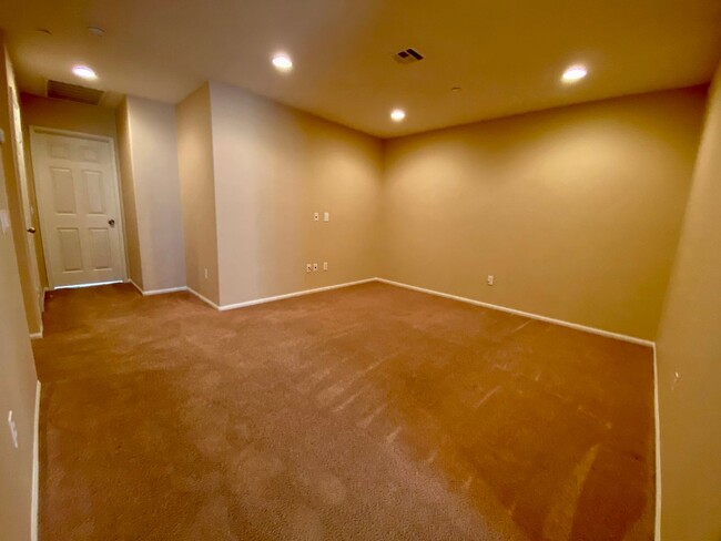 Building Photo - Spacious 3 bed 2.5 bath Townhouse