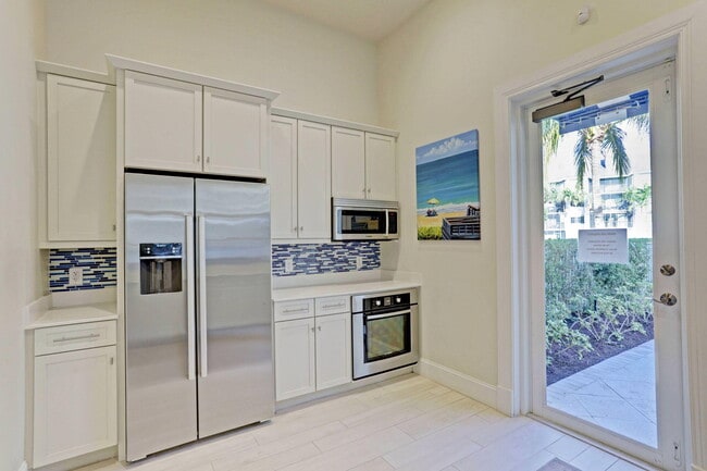 Building Photo - 444 Bay Colony Dr N