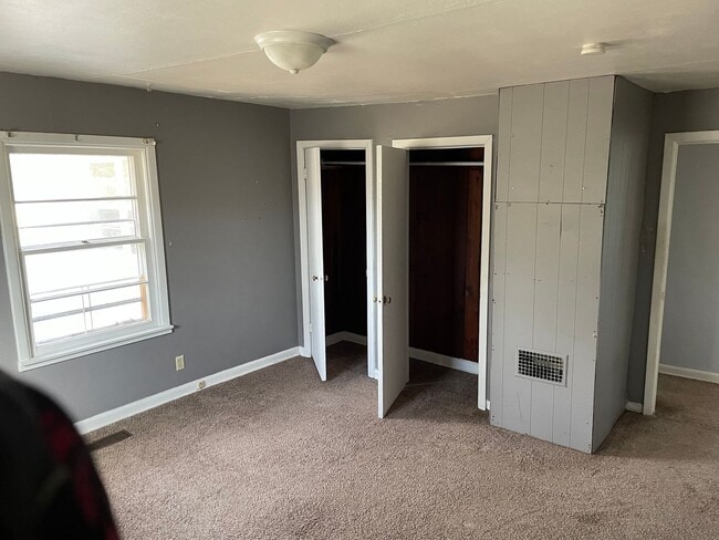 Building Photo - 704 N Almond St