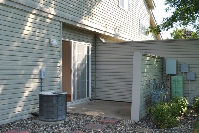 Building Photo - 2 Bedroom 1.5 Bathroom End Unit Townhome in Hudson
