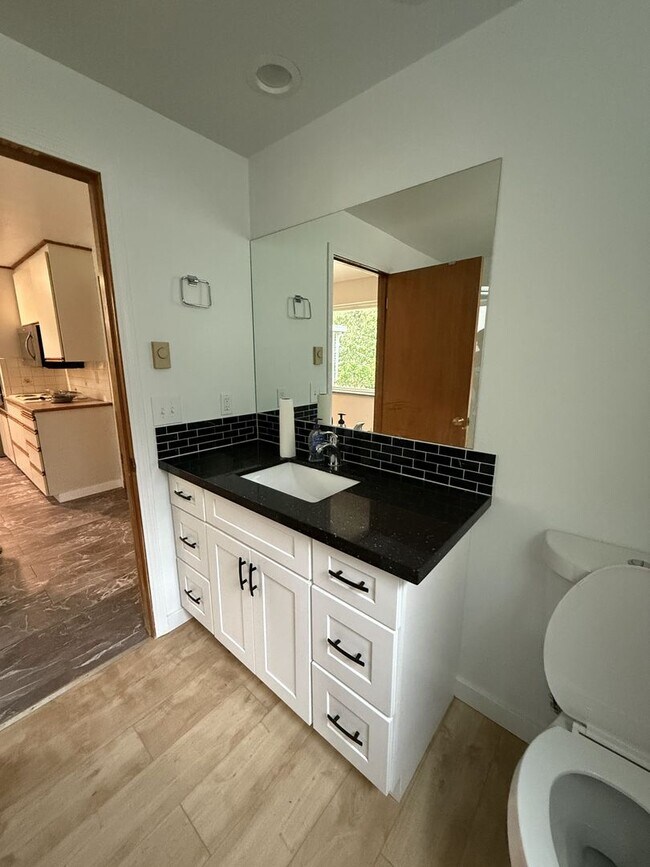 Building Photo - Extremely Spacious 3 bedroom Home Located in Edmonds