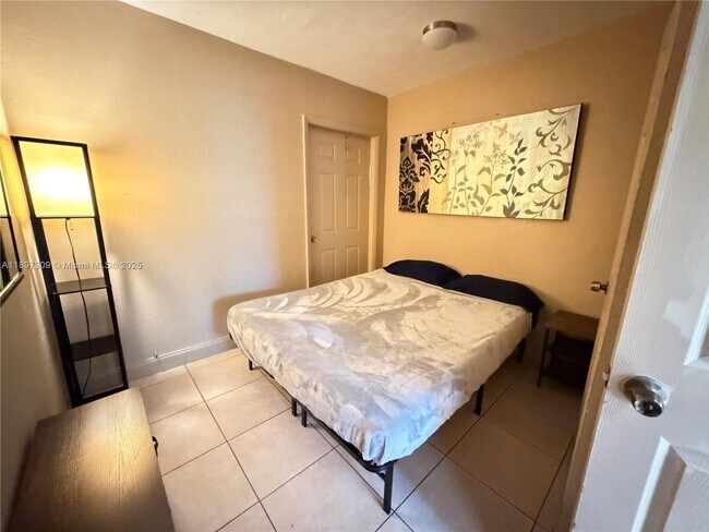 Building Photo - 212 SW 2nd Terrace