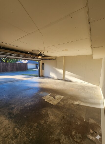 garage - 210 Trellis Pl