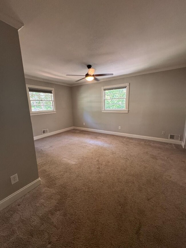 Building Photo - 2002 E Drew Valley Rd NE