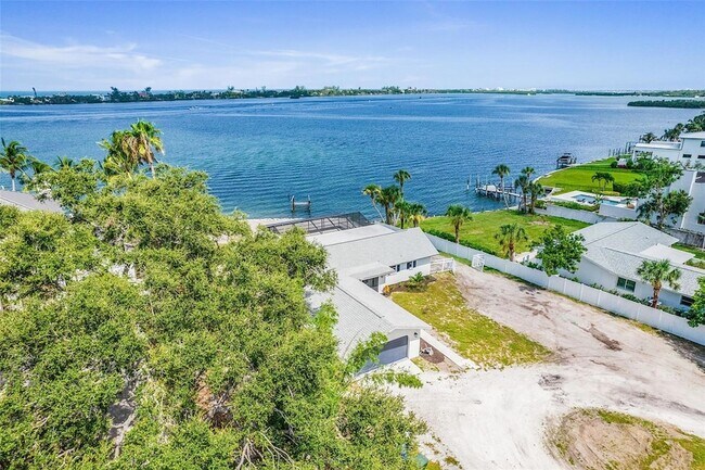 Building Photo - 716 Sarabay Rd