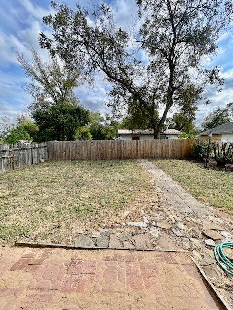 Building Photo - 1914 Ross Ave