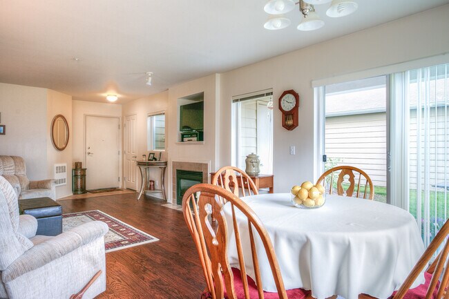 Building Photo - Beautiful 3 Bedroom Bordeaux Condo with 2 ...
