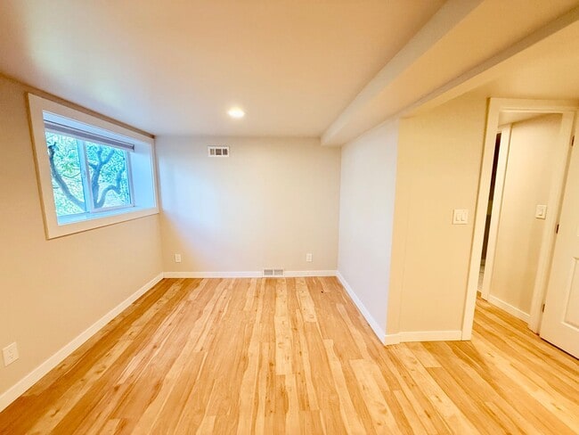 Building Photo - North Queen Anne Home