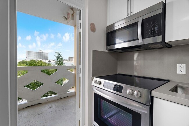 Building Photo - 2400 NE 9th St