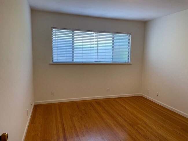 Building Photo - 207 Kent Ave