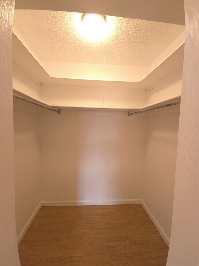 Building Photo - 2 Bedroom Oasis With Covered Parking