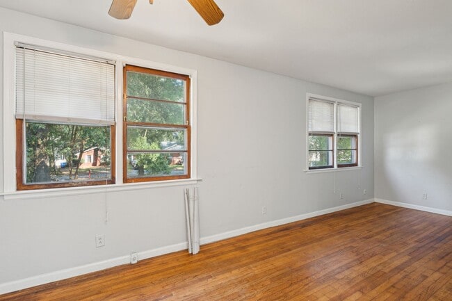 Building Photo - Quaint One BR Frog Rental - Steps from Park Circle with Private Yard!