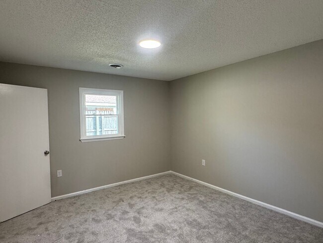 Building Photo - 3 Bedroom Brick Ranch Style Home