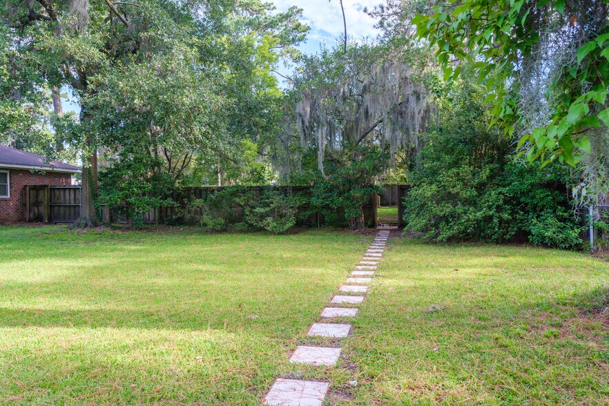 Paved private entrance - 10 Linden Dr