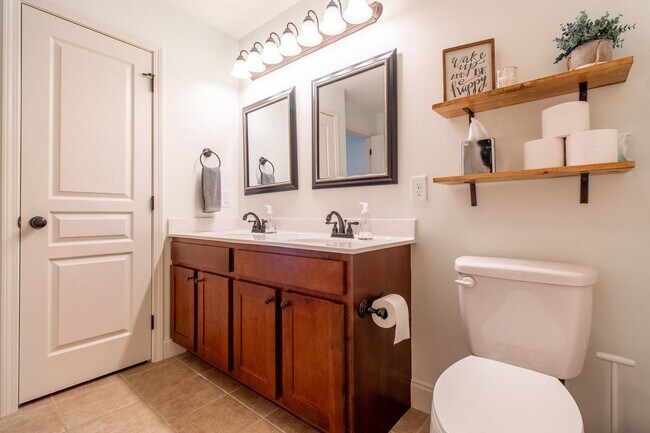 Building Photo - Beautiful 3 Bed/2.5 Bath Home with garage in Jonesborough