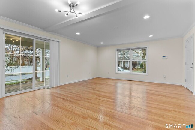 Building Photo - 15 W Main St