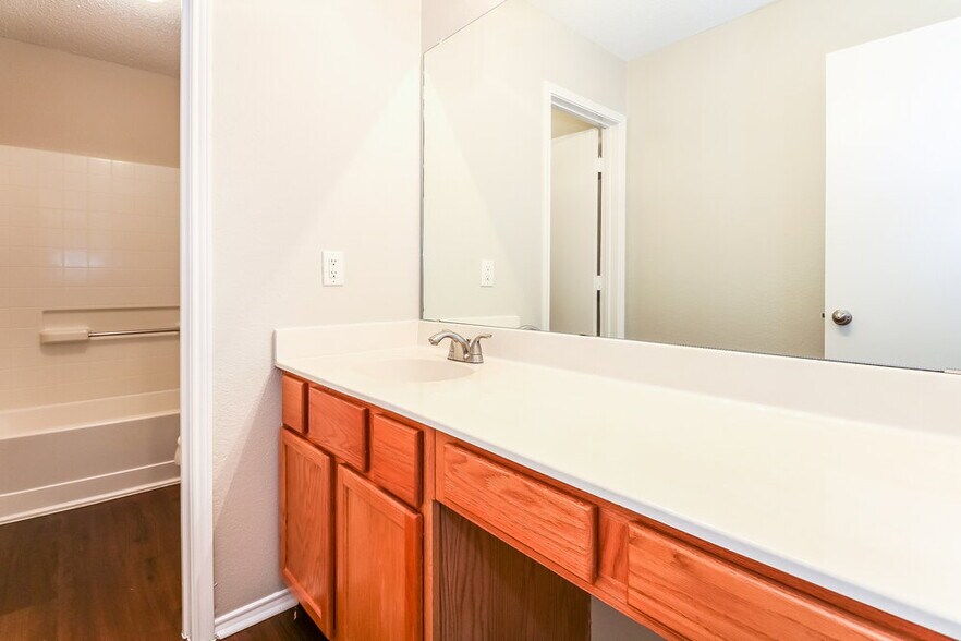 Building Photo - 1415 Heather Ridge Dr
