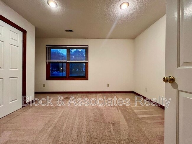 Building Photo - 1419 King Charles Dr