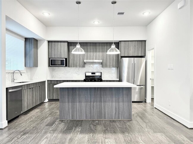 Building Photo - 5815 Fairdale Ln
